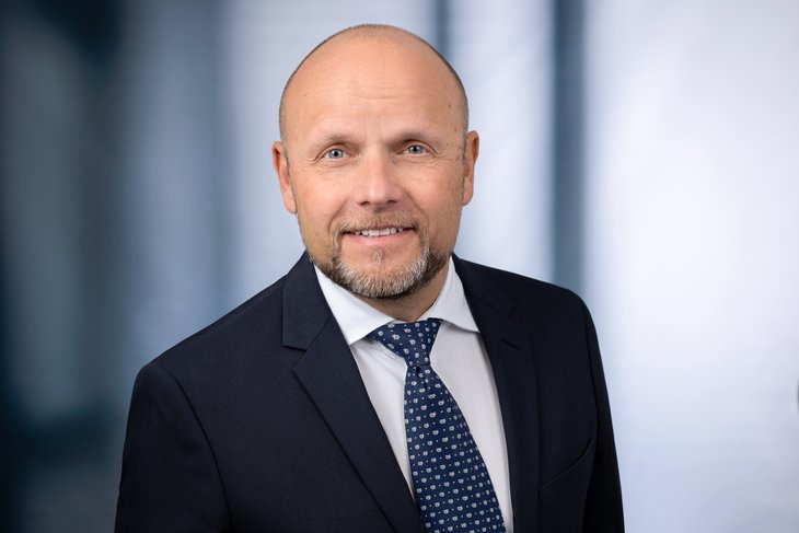 Guido Eggers ist Managing Director und Global Head Center of Excellence "Food and Sustainability" bei der DQS CFS GmbH, Leiter der Zertifizierungsstelle, Qualitätsmanagementbeauftragter, BCM-Auditor und fachlicher Prüfer. 